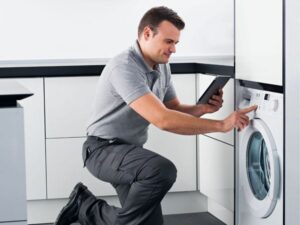 Thợ sửa máy giặt Long Biên kiểm tra mã lỗi và board mạch tại nhà khách hàng