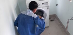 Kỹ thuật viên Bình Minh sửa máy giặt tại nhà quận Long Biên theo quy trình chuẩn