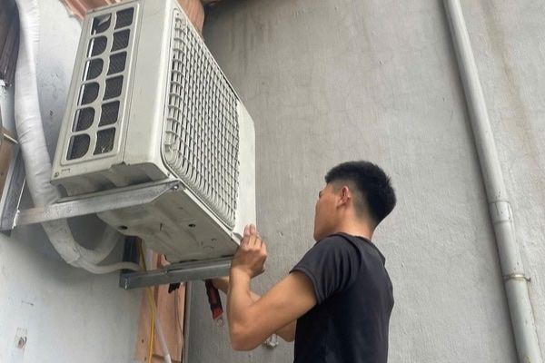 Sửa điều hòa tại Long Biên uy tín 8 Kỹ thuật viên kiểm tra lỗi điều hòa tại Long Biên