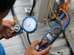 Sửa điều hòa Thanh Xuân 6 Kỹ thuật viên sửa điều hòa Thanh Xuân kiểm tra áp suất gas và chẩn đoán lỗi tại nhà