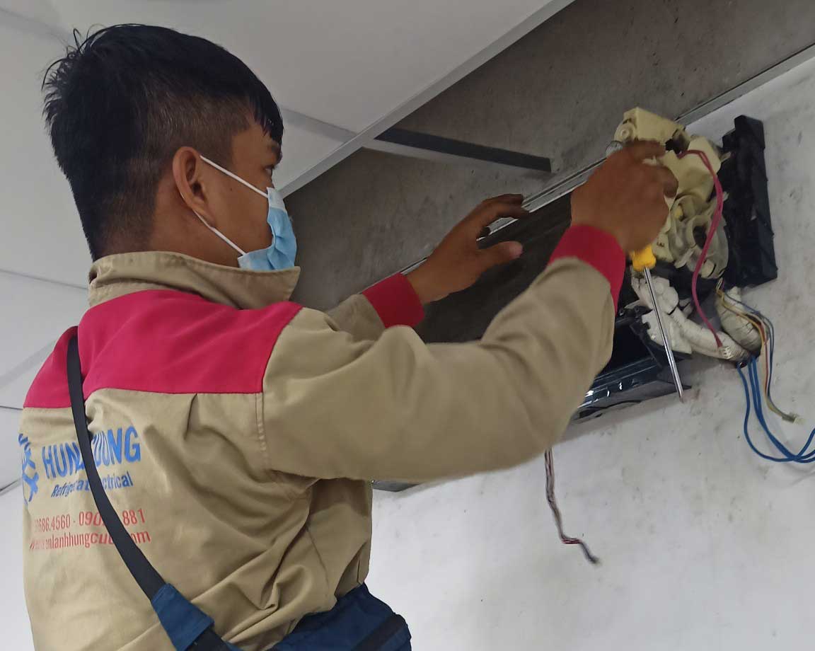 Kỹ thuật viên sửa điều hòa treo tường